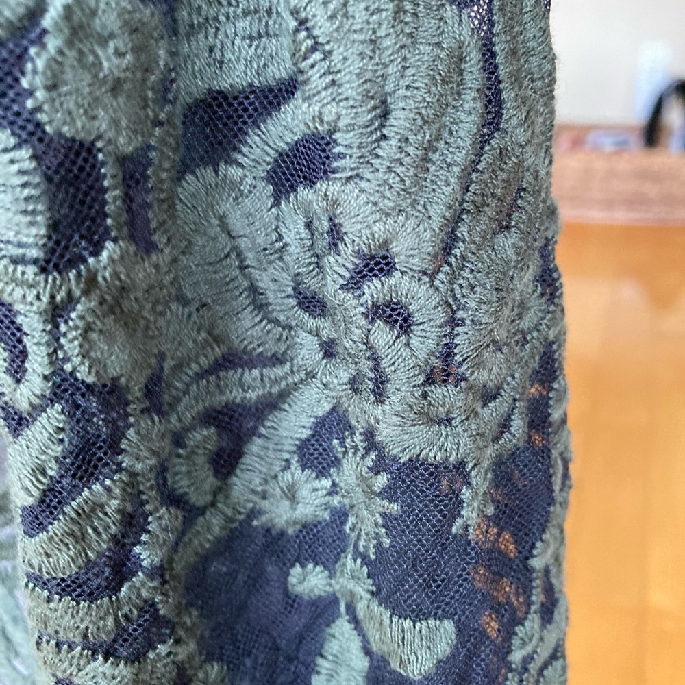 Embroidered mesh pullover top. - Picture 4 of 6